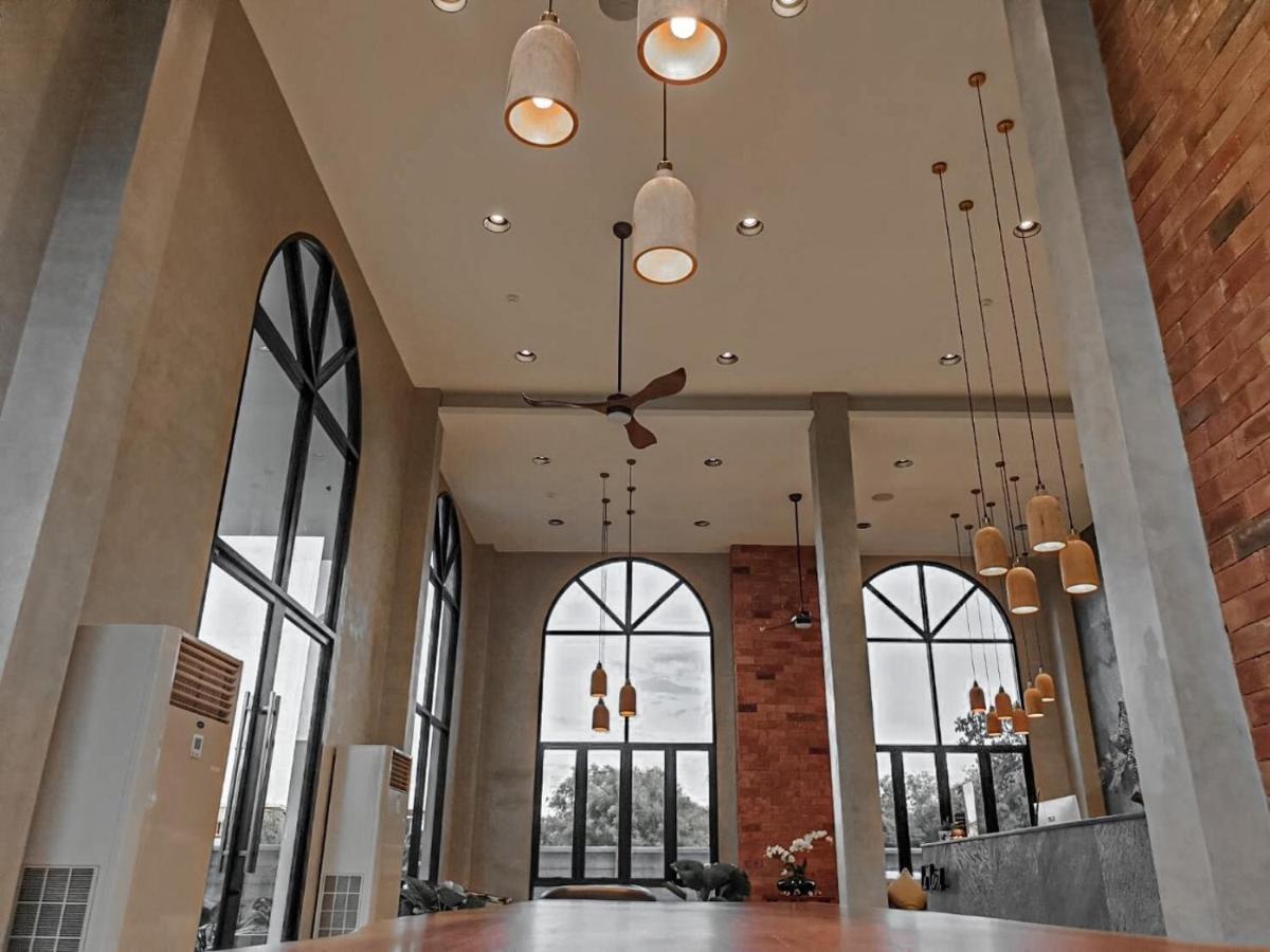Le Lert Hotel Ratchaburi Exteriör bild